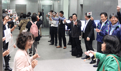 パルシステム東京の役職員が韓国の国旗を振ってドゥレ生協の皆さんを歓迎  ！  