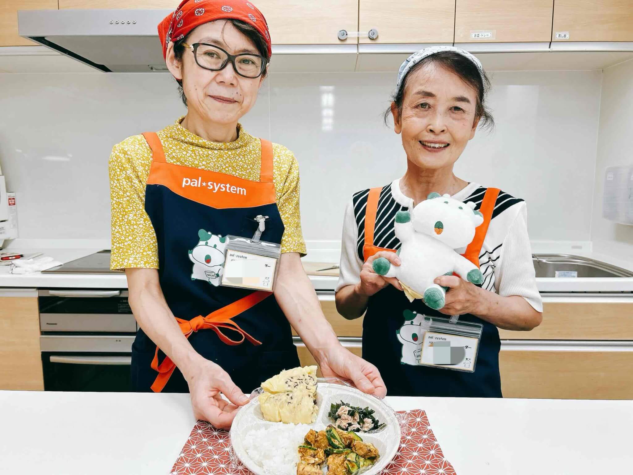 （右から）食育リーダーの高橋さん、薄井さん